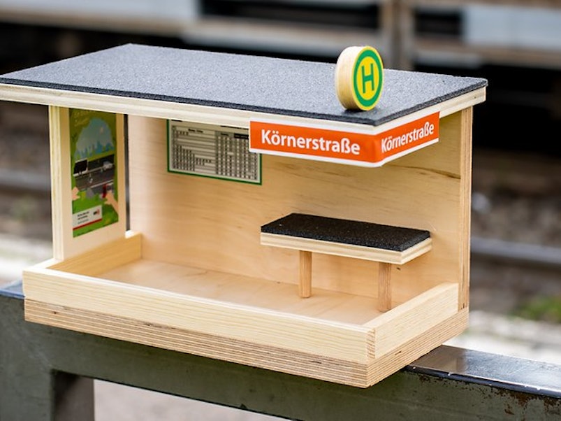 Die Miniaturhaltestelle der Körnerstraße verkauft die KVB im Selbstbausatz als Vogelhäuschen.
