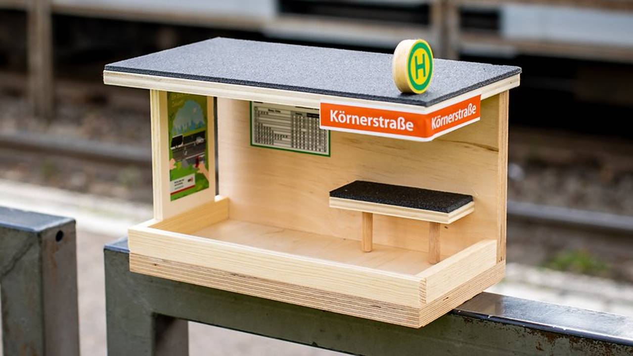 Die Miniaturhaltestelle der Körnerstraße verkauft die KVB im Selbstbausatz als Vogelhäuschen.