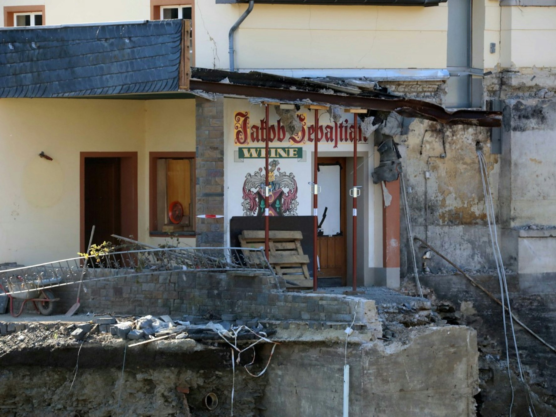 Eingang der Keilerei Stodden im Weindorf Rech.