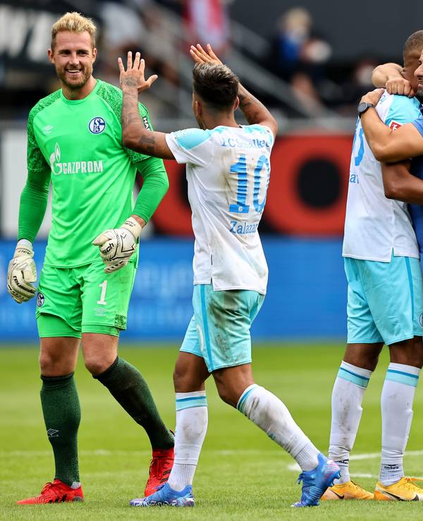 Der FC Schalke 04 jubelt über seinen Sieg beim SC Paderborn.