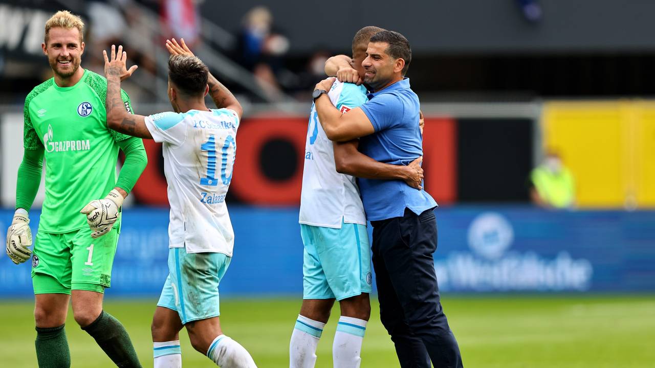 Der FC Schalke 04 jubelt über seinen Sieg beim SC Paderborn.
