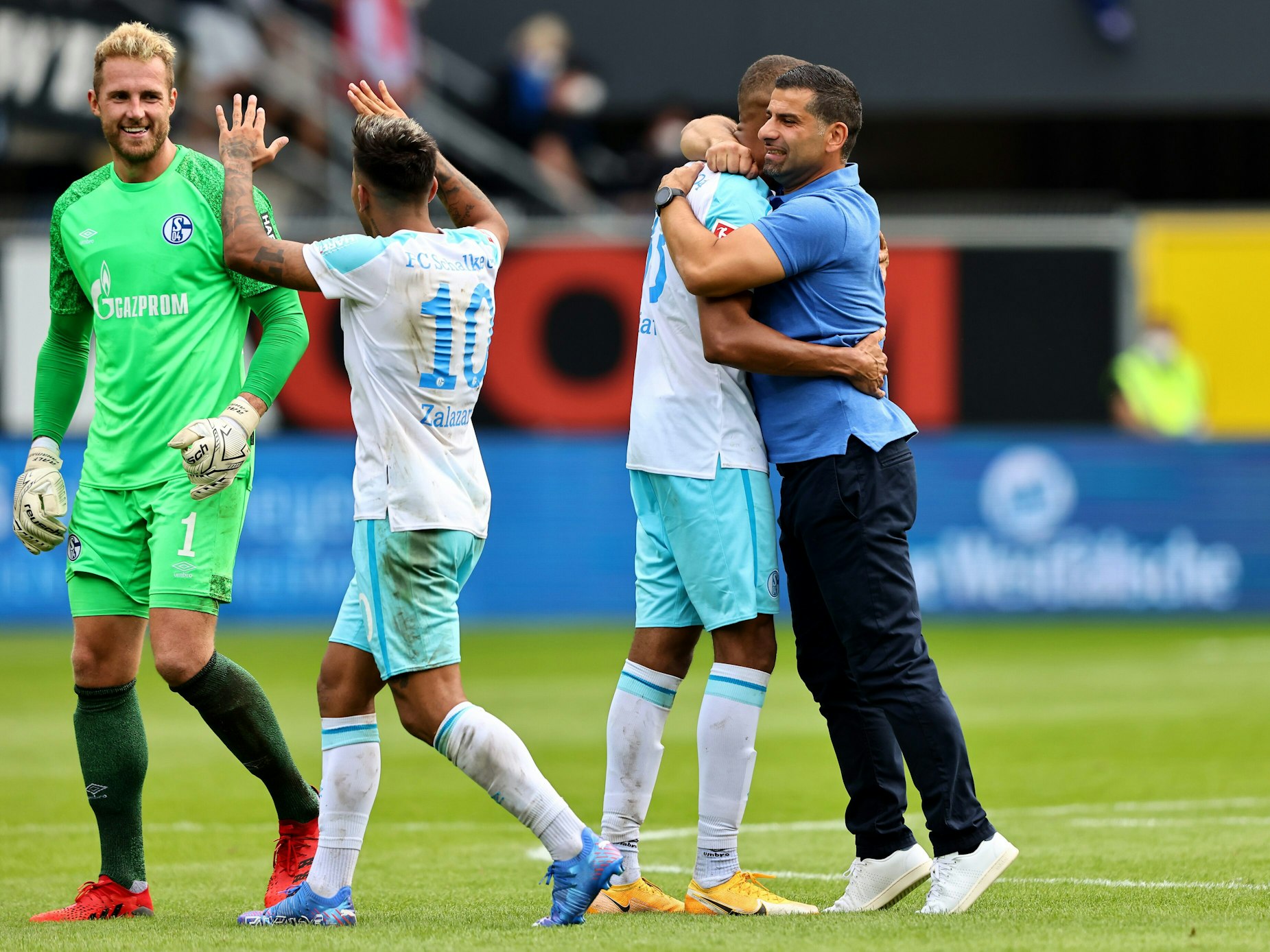 Der FC Schalke 04 jubelt über seinen Sieg beim SC Paderborn.