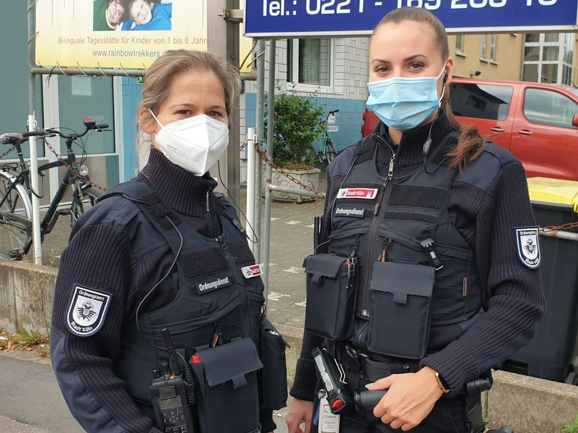 Nathalie und Evelyn, zwei Mitarbeiterinnen vom Ordnungsamt, schauen in die Kamera.