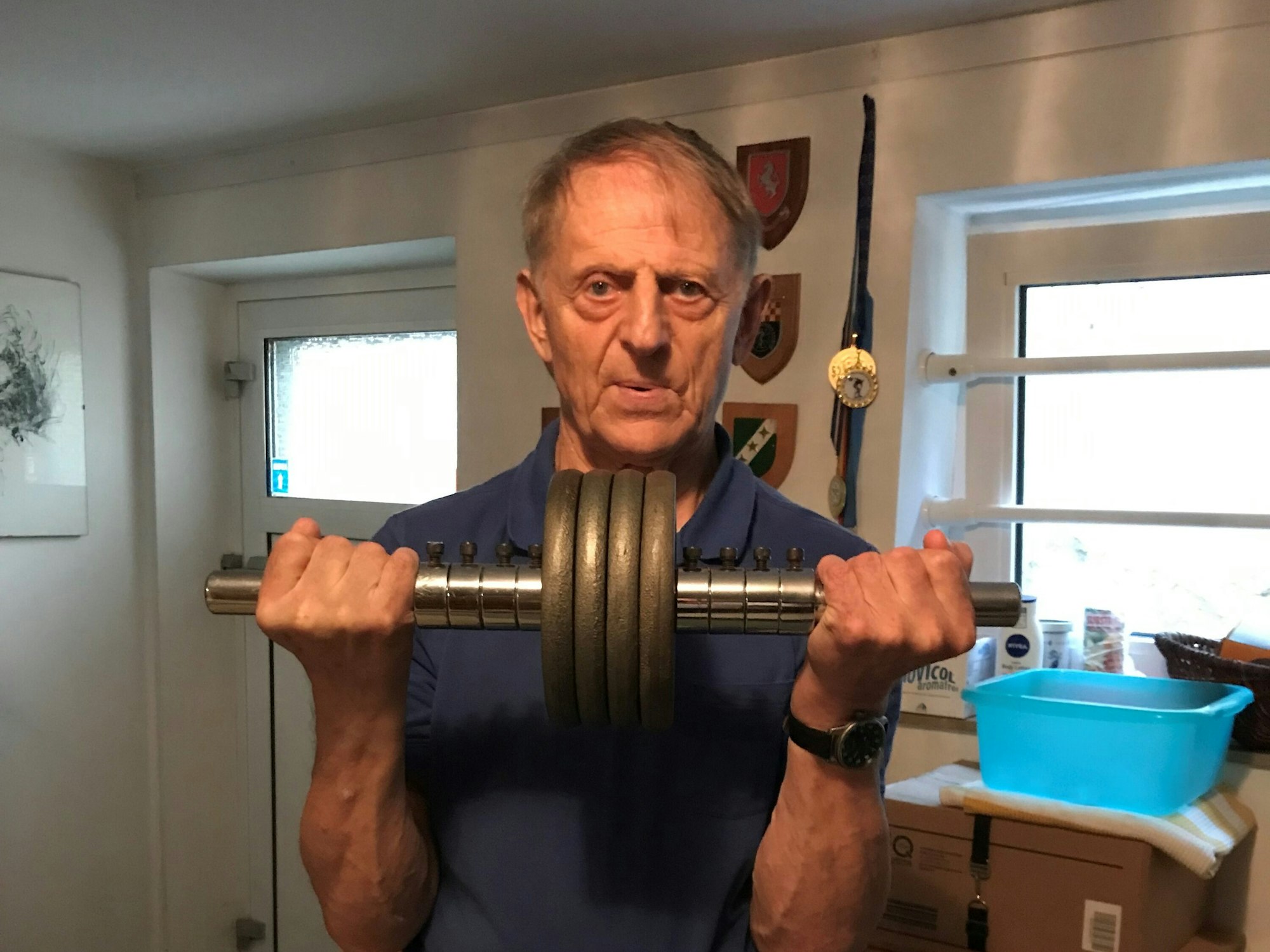 Dieter Wolf trainiert mit Gewichten.