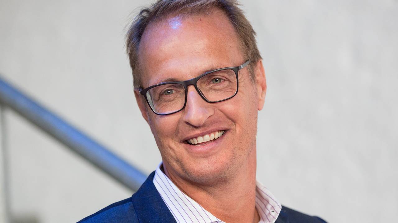 Moderator Florian König lächelt in die Kamera.
