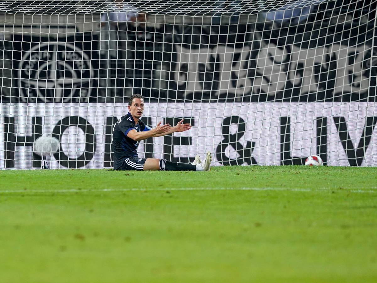 Georg Margreitter sitzt frustriert auf dem Fußballplatz