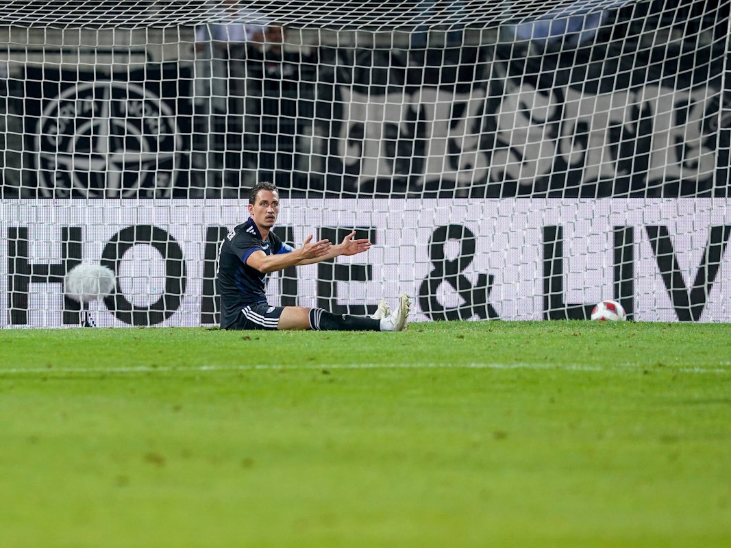 Georg Margreitter sitzt frustriert auf dem Fußballplatz