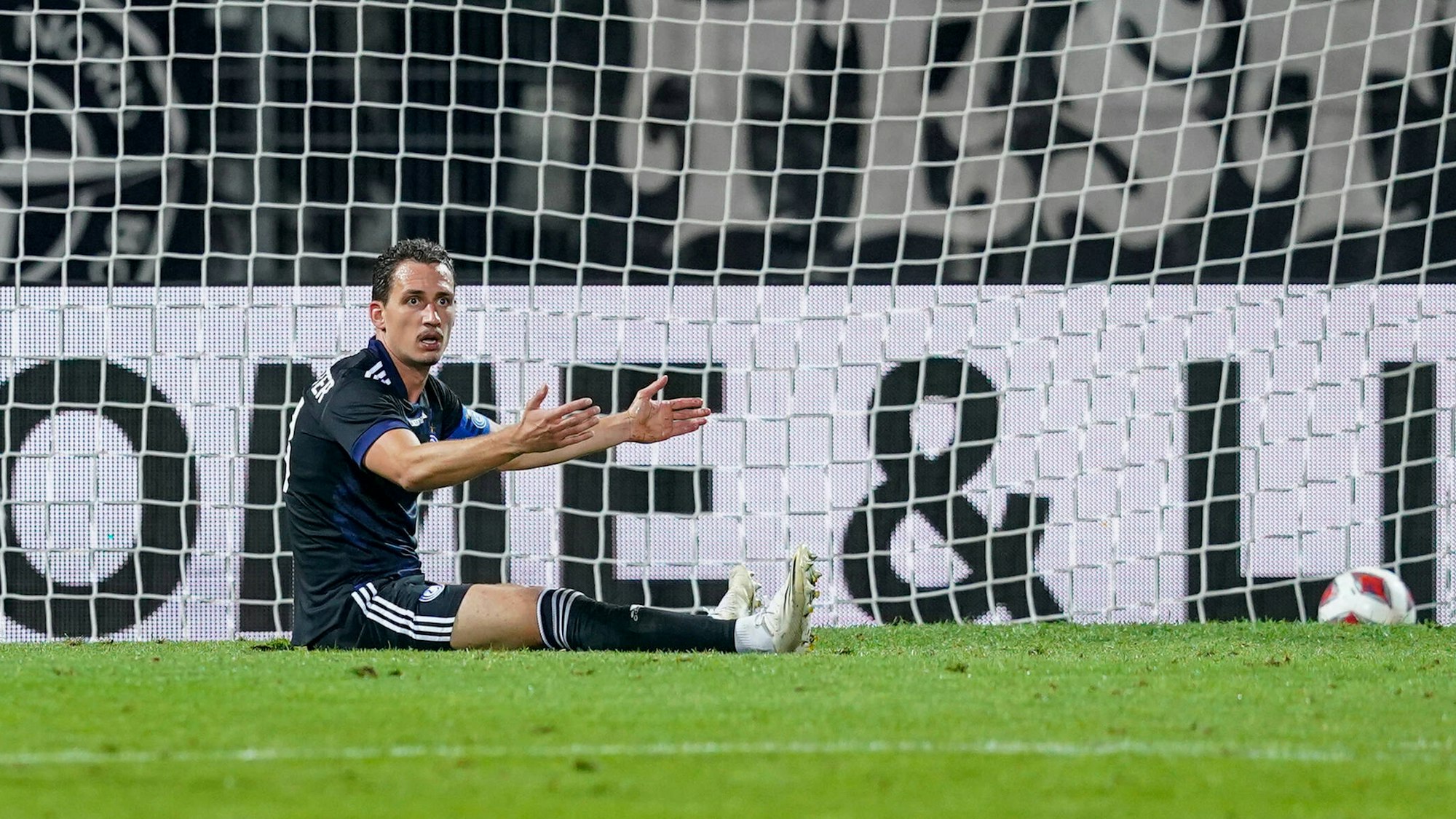 Georg Margreitter sitzt frustriert auf dem Fußballplatz