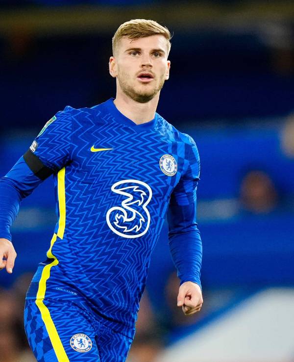 Timo Werner läuft über den Platz, hat den Mund leicht geöffnet.