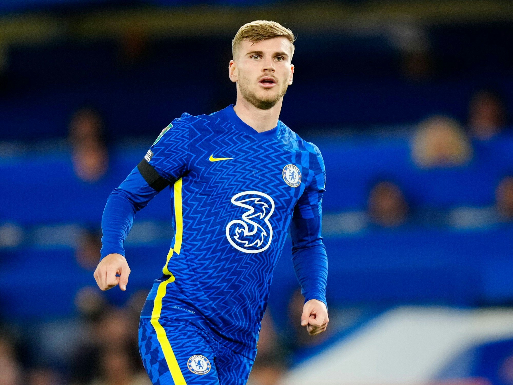 Timo Werner läuft über den Platz, hat den Mund leicht geöffnet.