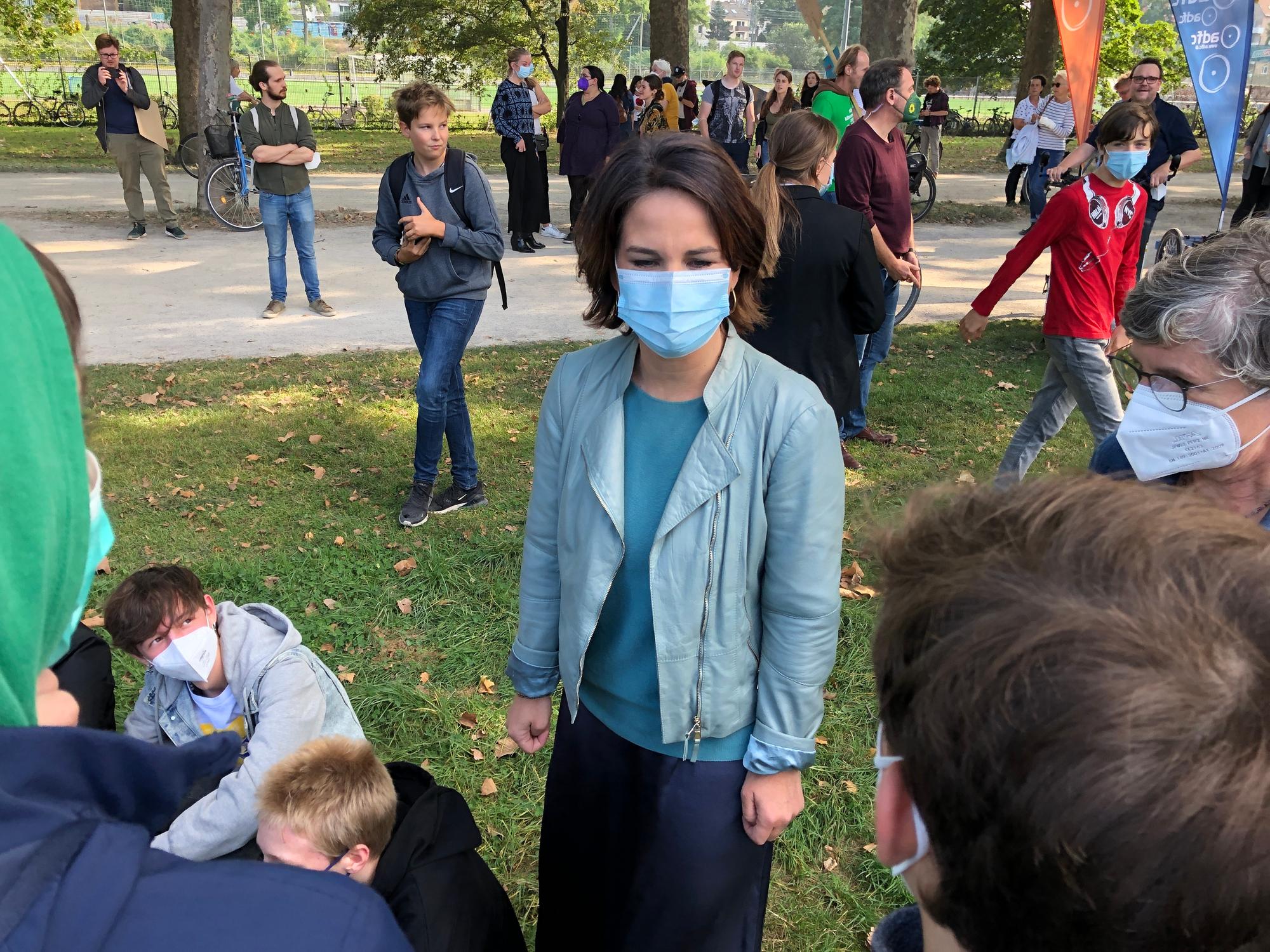 Annalena Baerbock spricht bei Klimademo in Köln mit Jugendlichen.