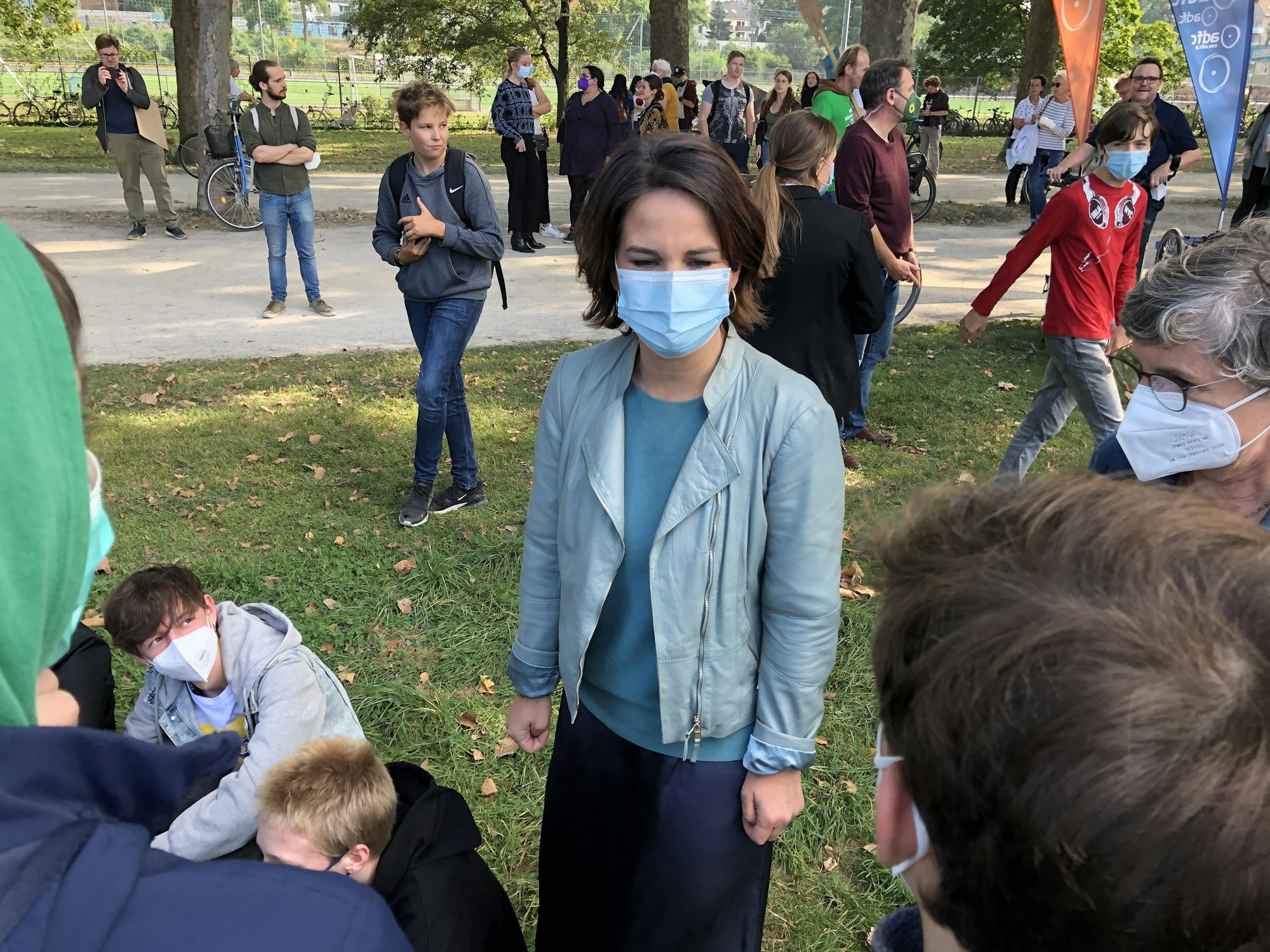Annalena Baerbock spricht bei Klimademo in Köln mit Jugendlichen.