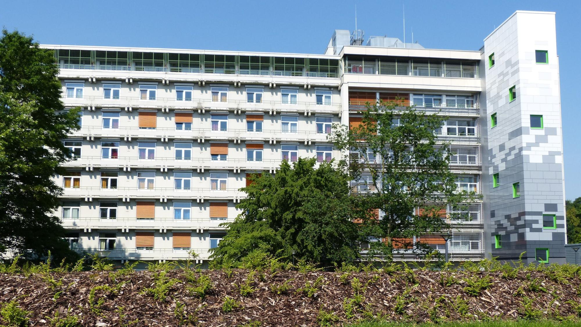 Fassade der LVR-Klinik in Köln-Merheim