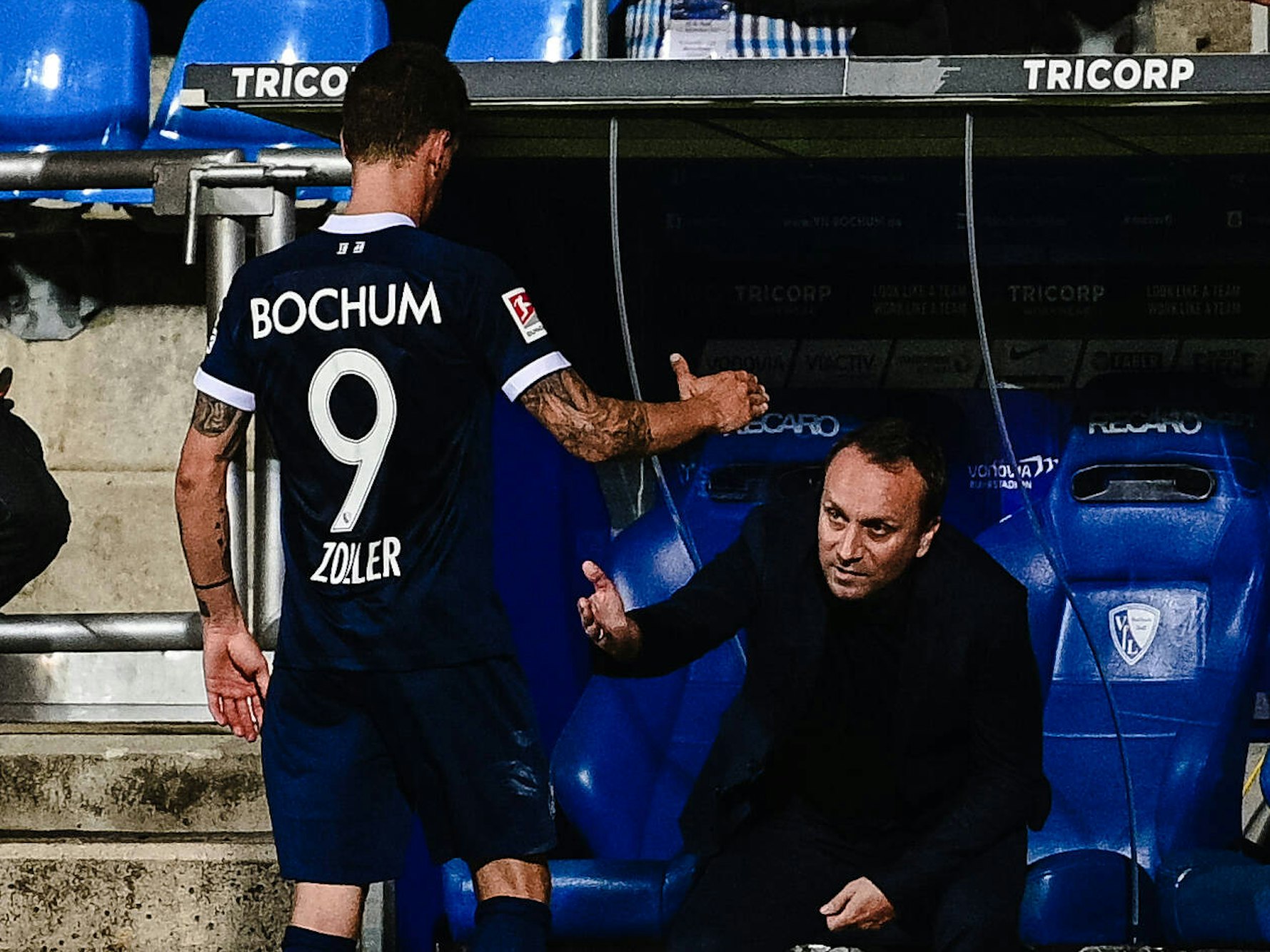 Simon Zoller gibt dem auf der Trainerbank sitzenden Sebastian Schindzielorz die Hand.