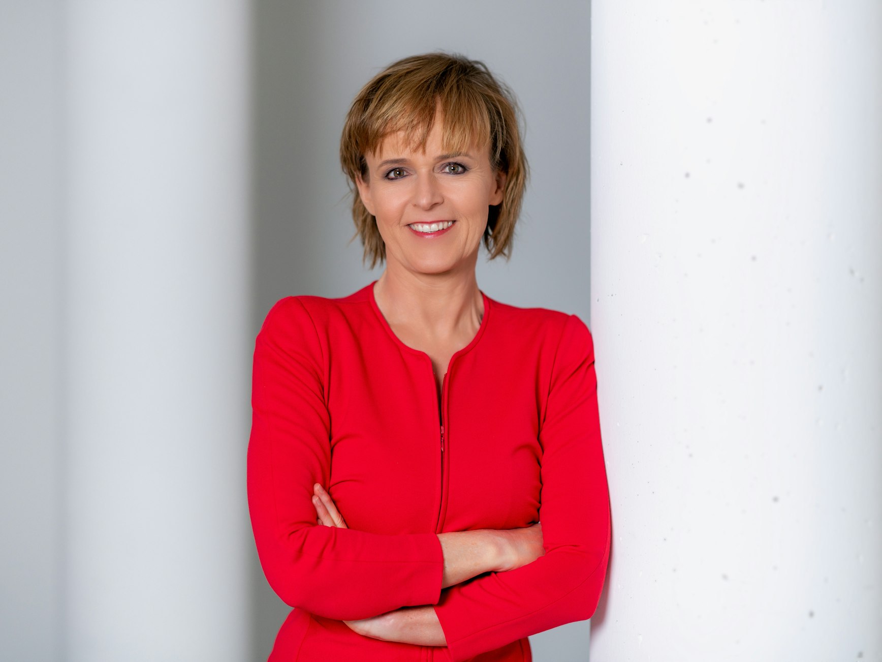 Katja Horneffer hat die Arme verschränkt.