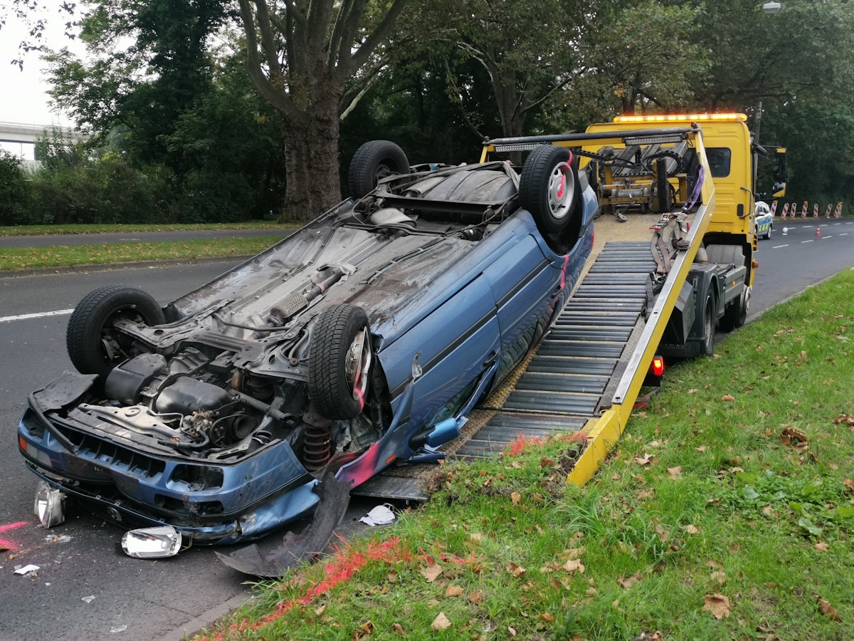 Abschleppwagen transportiert Wrack ab.