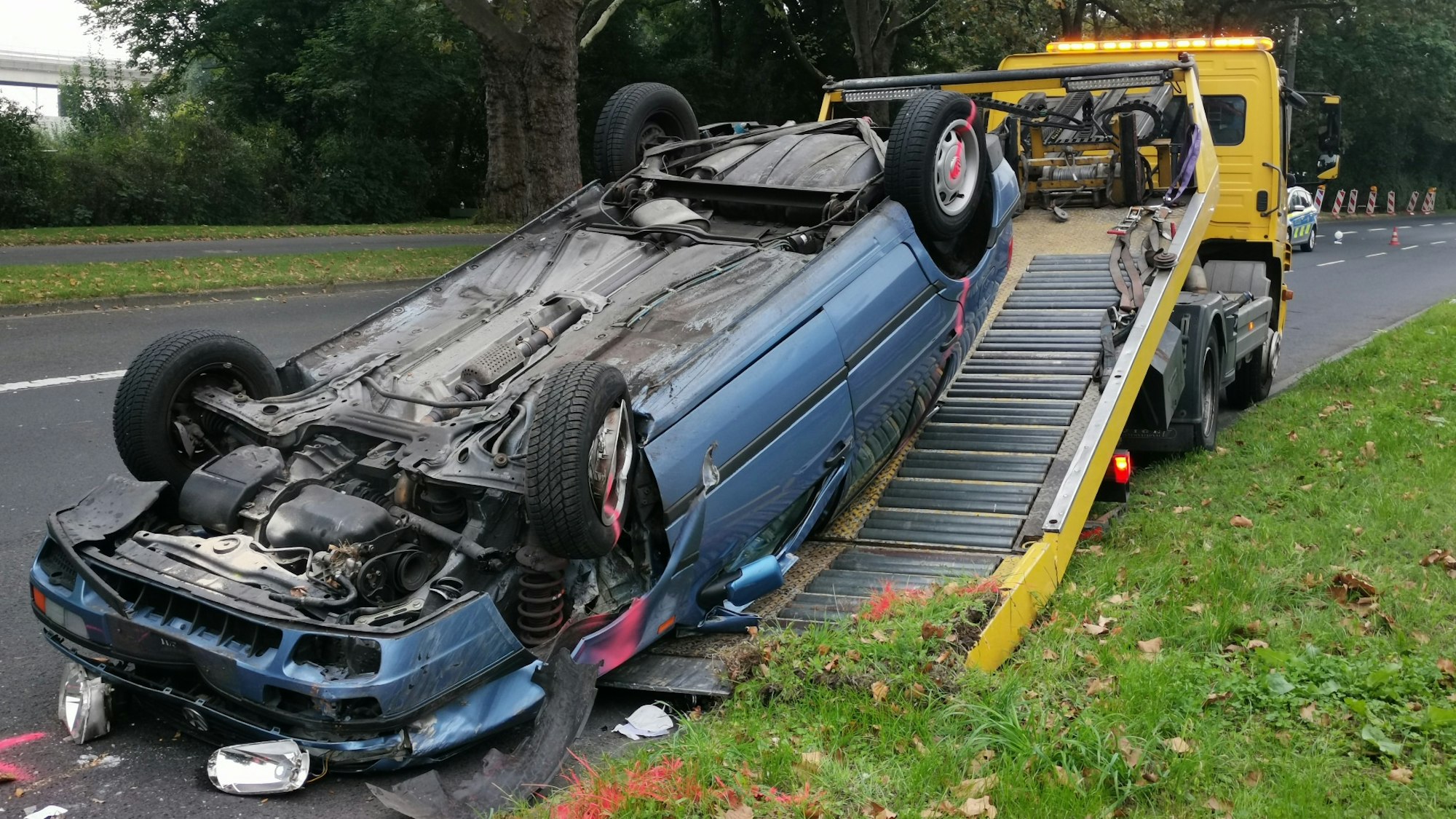 Abschleppwagen transportiert Wrack ab.