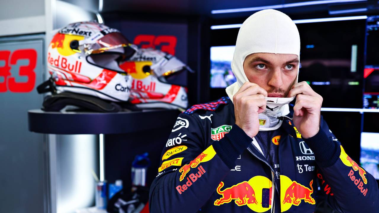 Max Verstappen zieht sich seine Maske an, bevor er den Helm aufsetzt