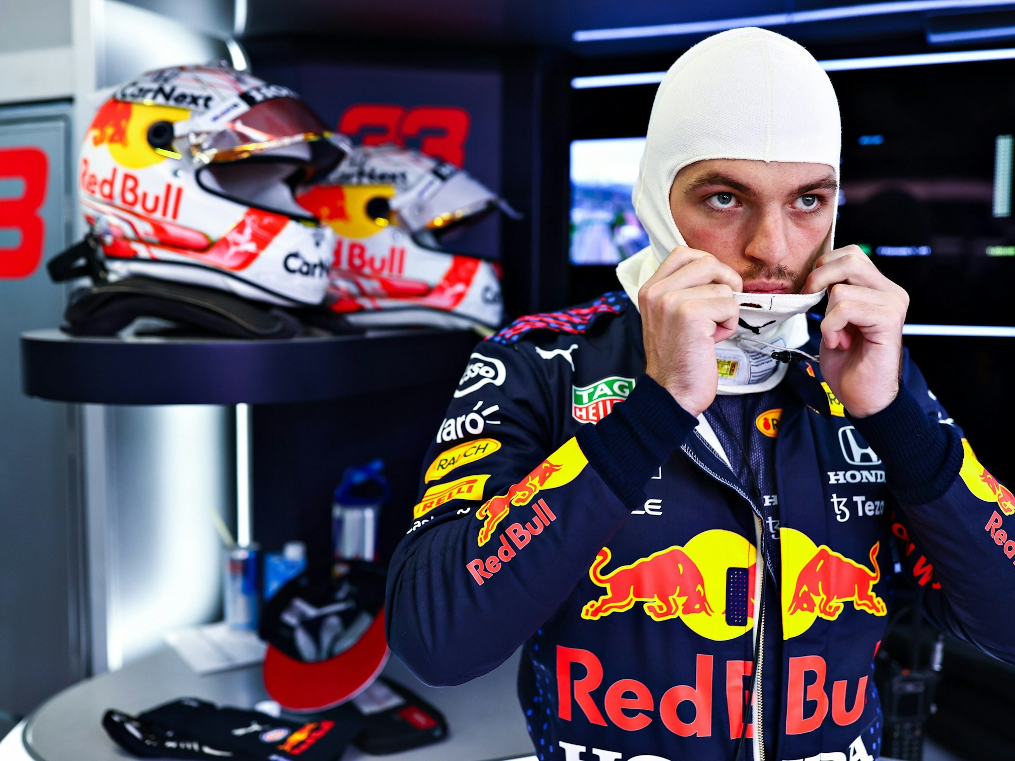 Max Verstappen zieht sich seine Maske an, bevor er den Helm aufsetzt