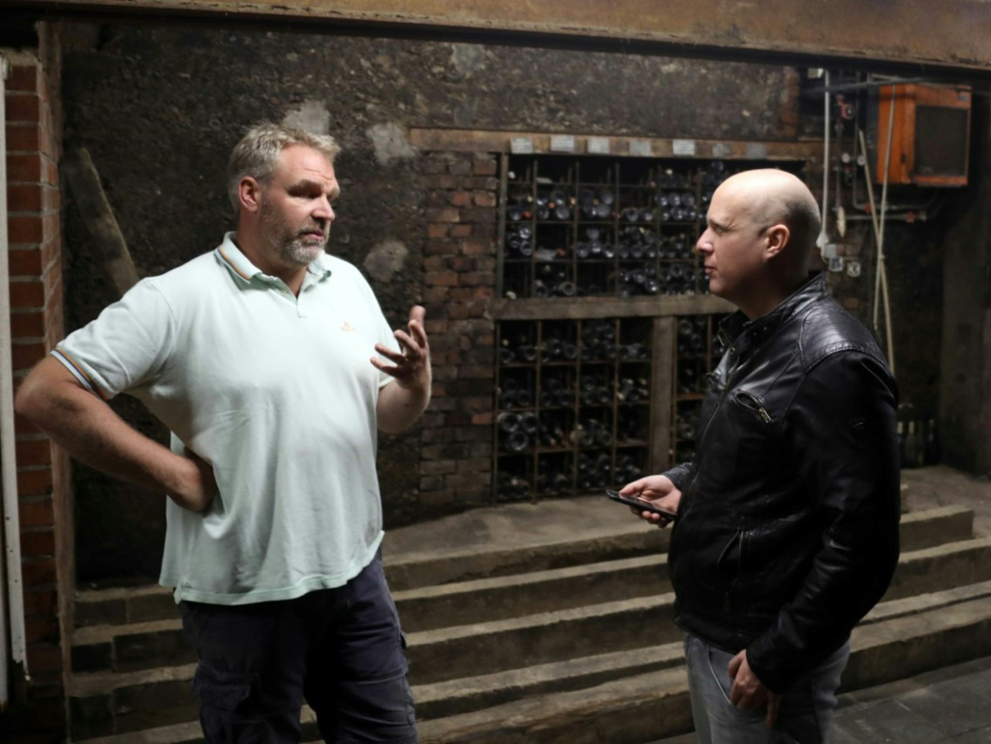 Interview im Weinkeller: Winzer Stodden und Reporter Krücken.