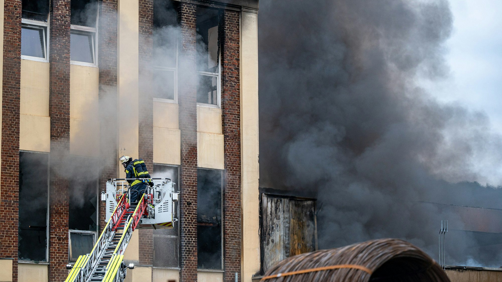 Wegen des Brandes in der Stahlfabrik in Hagen hat die Feuerwehr am Freitagnachmittag (24. September) die Bevölkerung gewarnt.