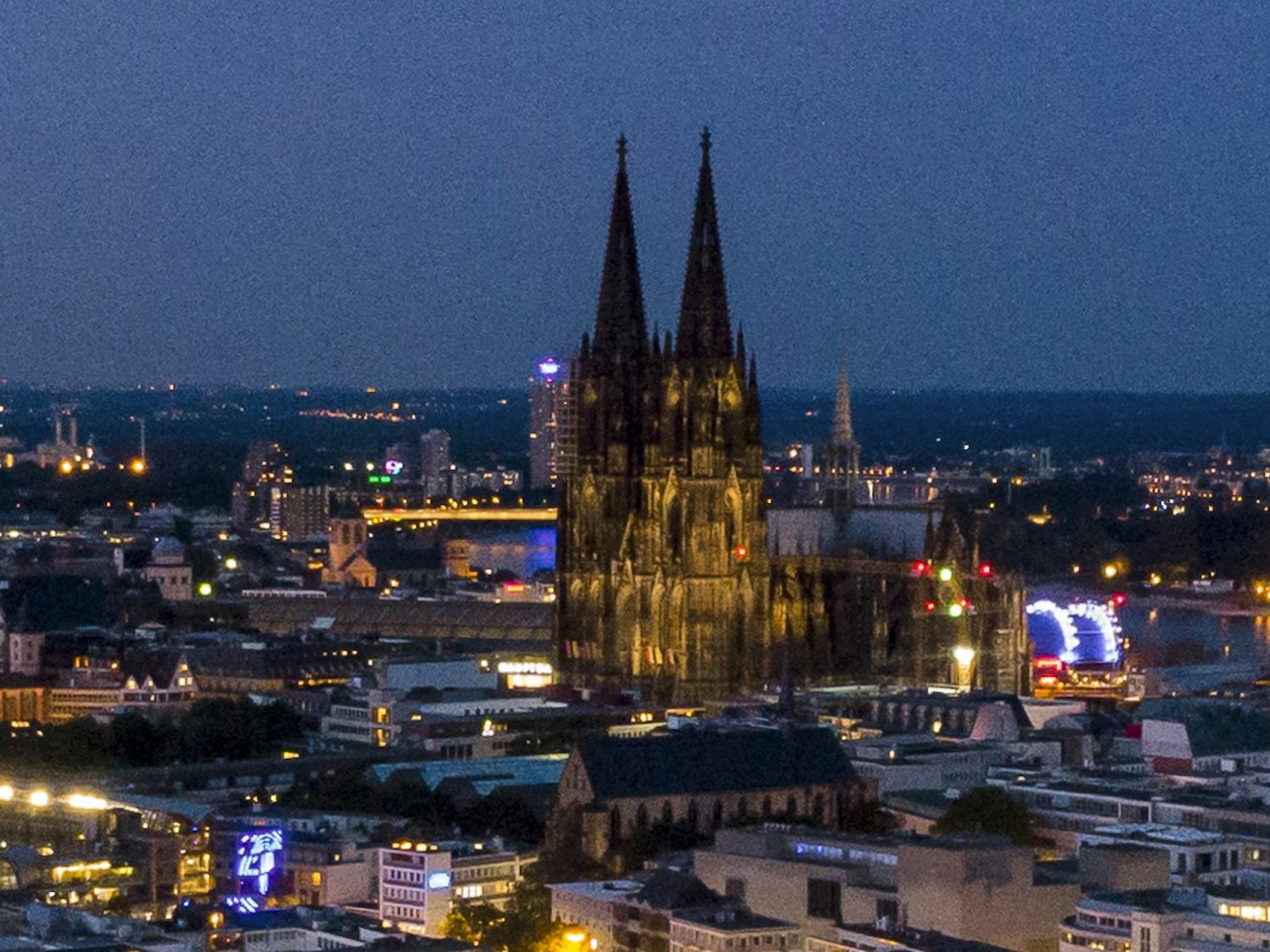 Luftaufnahme der Stadt Köln mit Sonnenuntergang im Spätsommer.
