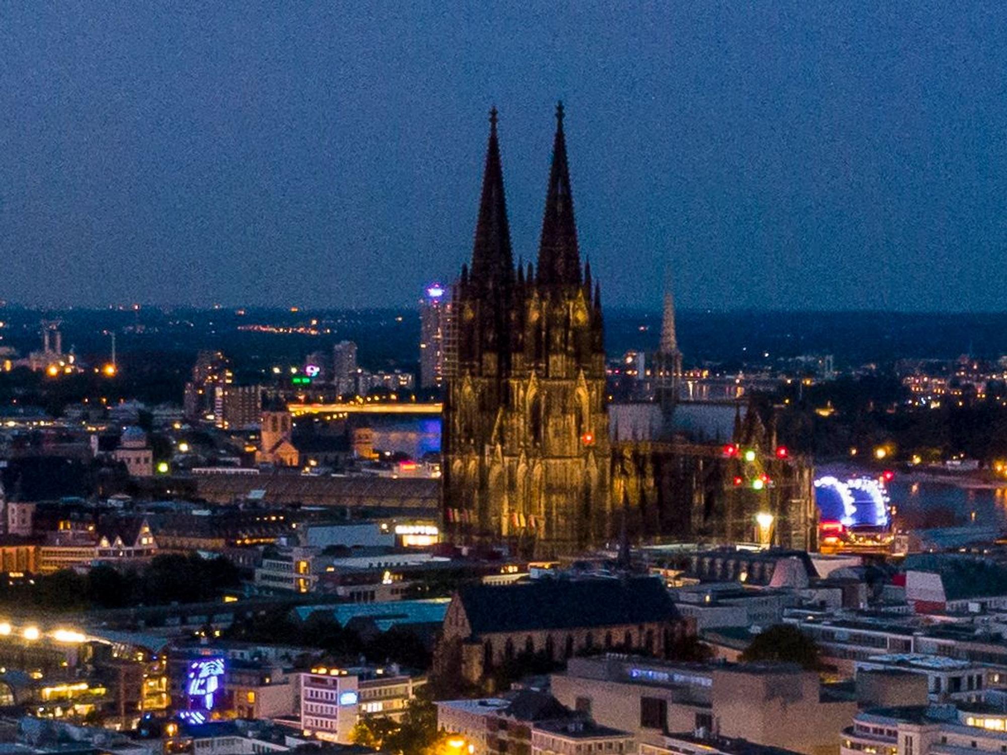 Luftaufnahme der Stadt Köln mit Sonnenuntergang im Spätsommer.