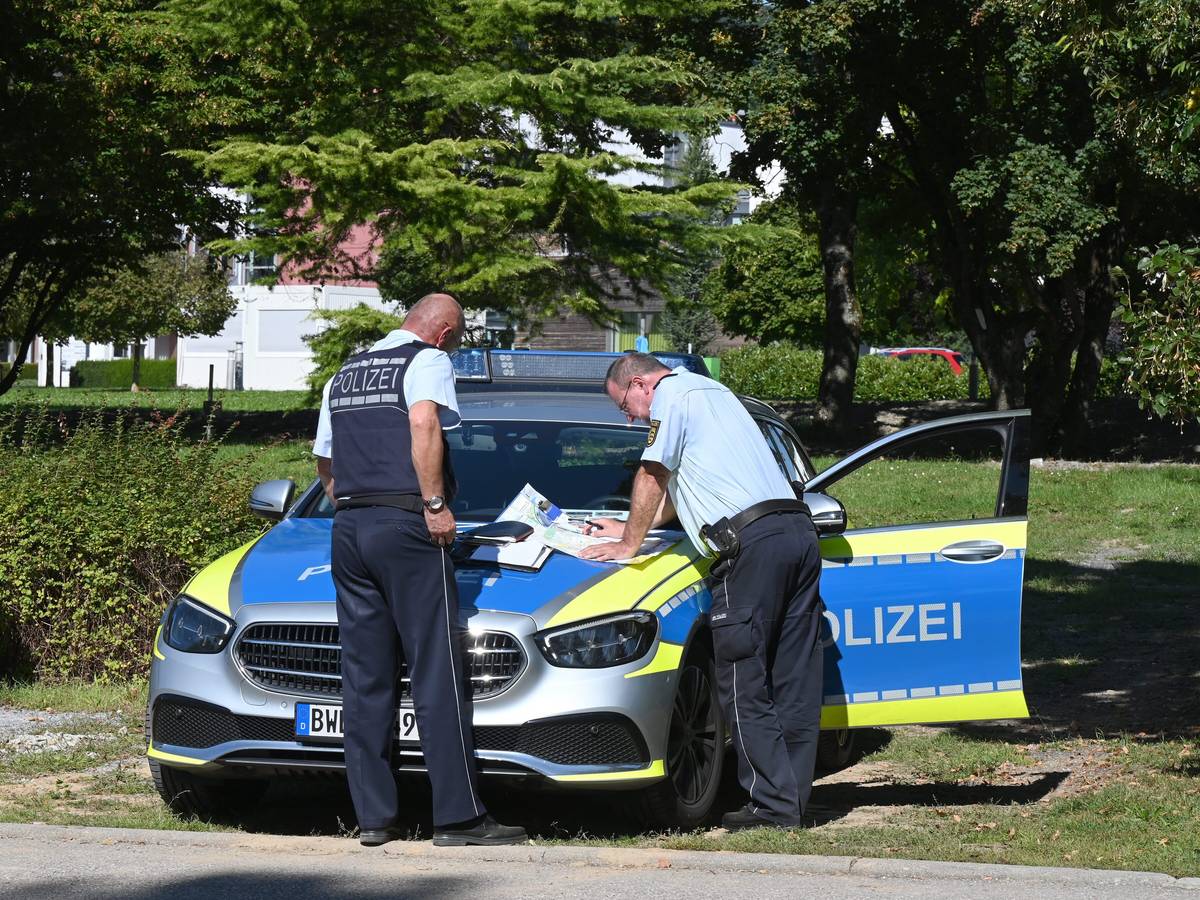 Polizisten besprechen sich vor der Klinik am Weissenhof in Weinsberg. Strafgefangene waren zuvor aus der Psychatrie ausgebrochen.
