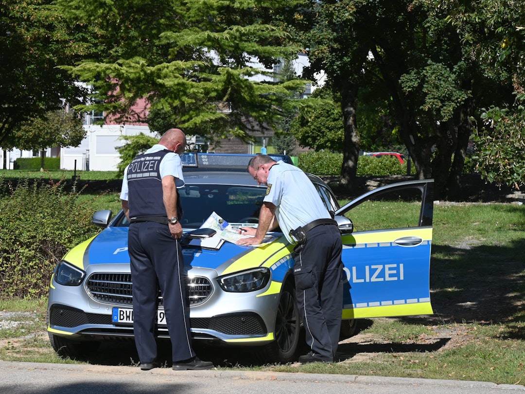 Polizisten besprechen sich vor der Klinik am Weissenhof in Weinsberg. Strafgefangene waren zuvor aus der Psychatrie ausgebrochen.