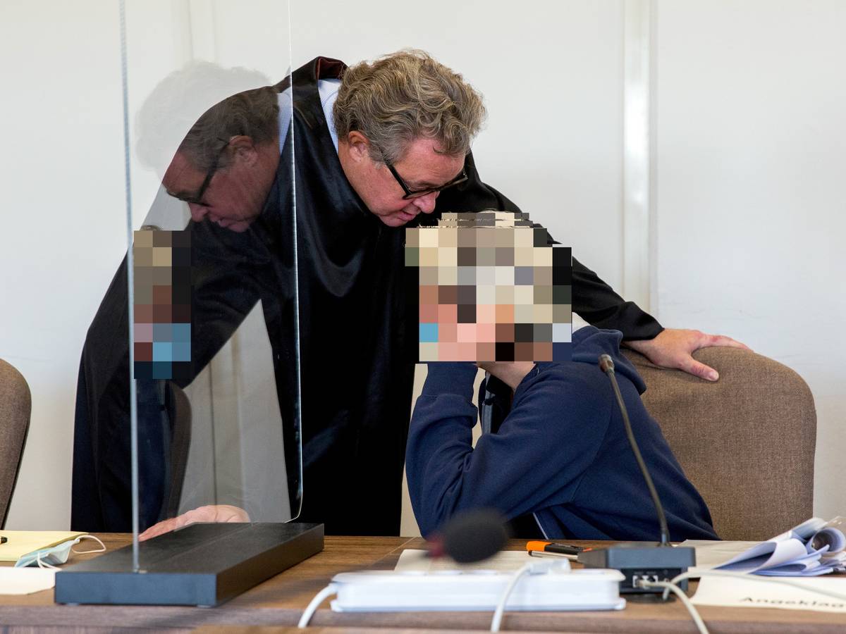 Angeklagte und Anwalt unterhalten sich im Gericht.