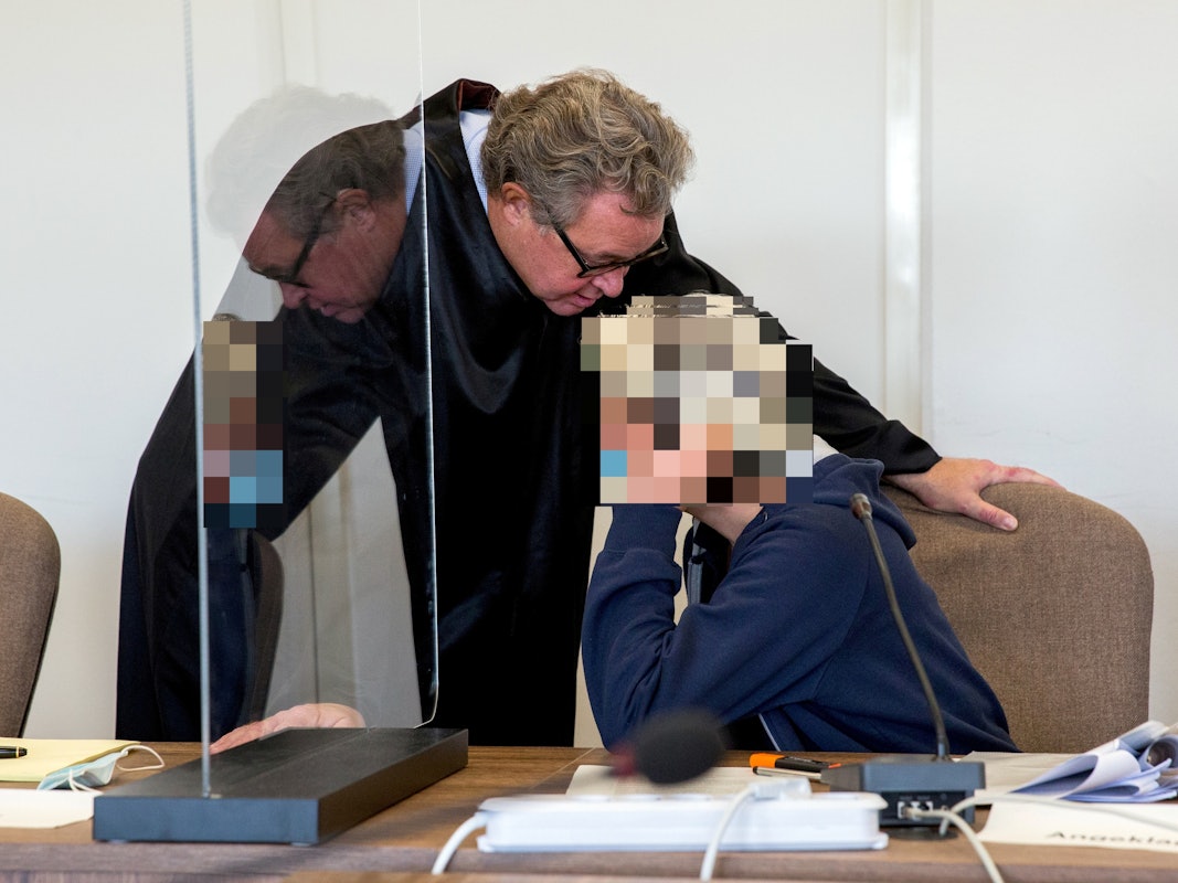 Angeklagte und Anwalt unterhalten sich im Gericht.