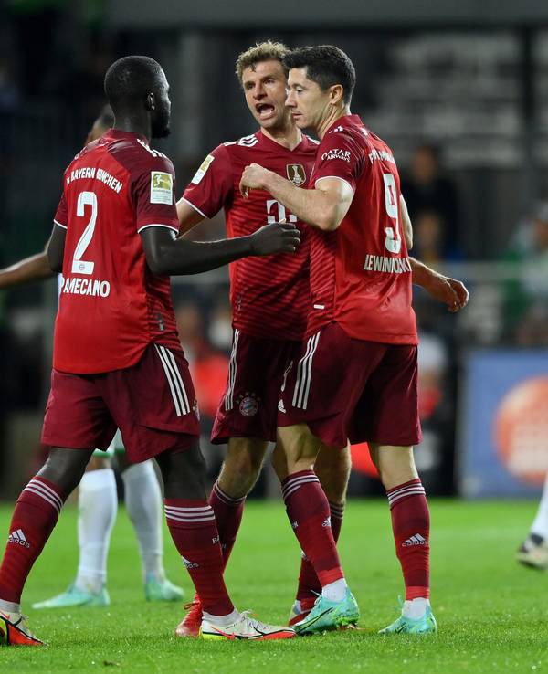 Dayot Upamecano, Thomas Müller und Robert Lewandowski jubeln gegen Greuther Furth