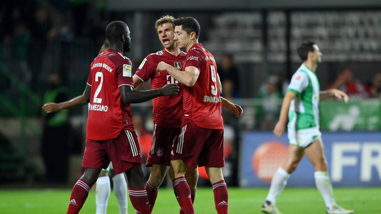 Dayot Upamecano, Thomas Müller und Robert Lewandowski jubeln gegen Greuther Furth