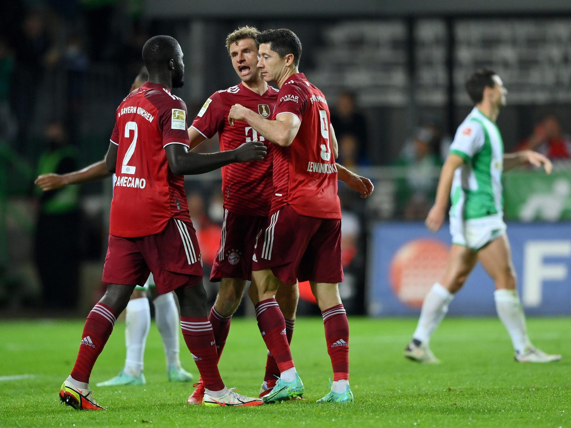 Dayot Upamecano, Thomas Müller und Robert Lewandowski jubeln gegen Greuther Furth