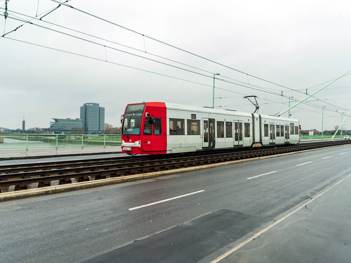 Ein Einzelzug der KVB Straßenbahn Linie 3 fährt über die Severinsbrücke.