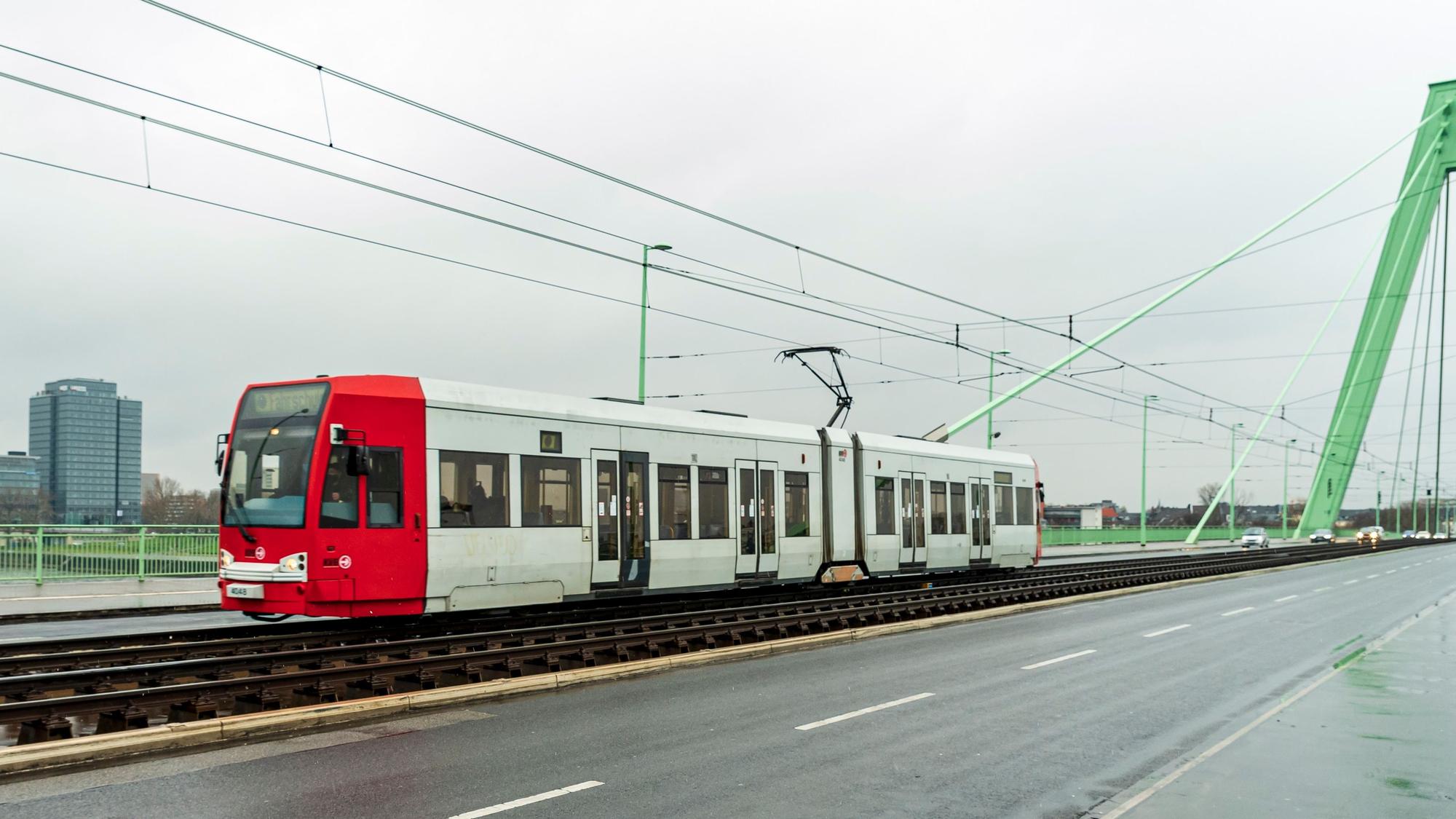 Ein Einzelzug der KVB Straßenbahn Linie 3 fährt über die Severinsbrücke.
