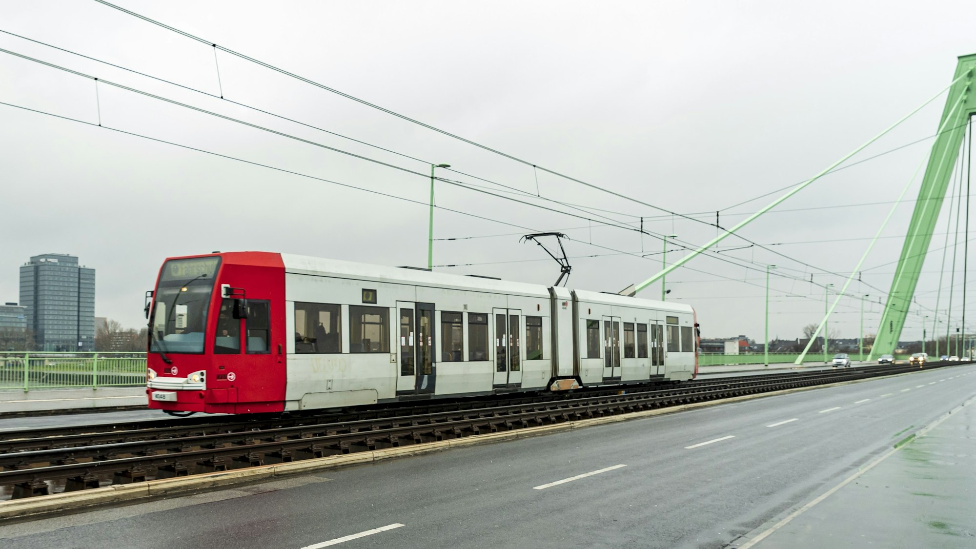 Ein Einzelzug der KVB Straßenbahn Linie 3 fährt über die Severinsbrücke.