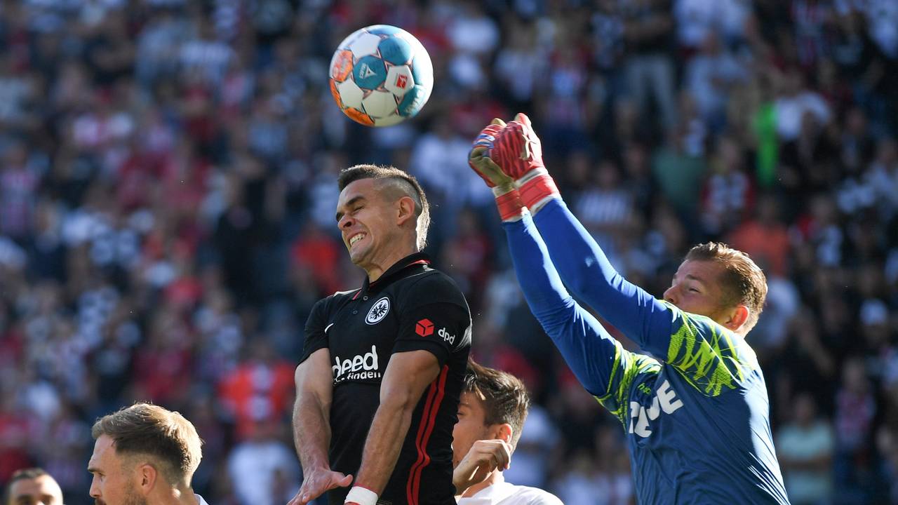 Frankfurts Rafael Santos Borre (M) versucht vor Kölns Torwart Timo Horn (r) an den Ball zu kommen.