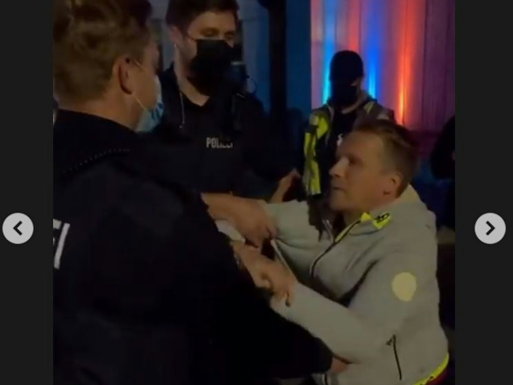 Beim „Strandkorb Open Air“ in Hartenholm (Schleswig-Holstein) wurde Comedian Oliver Pocher (43) von der Polizei abgeführt. Er hatte kurzzeitig gegen die Corona-Regeln verstoßen. Screenshot stammt aus seiner Instagram-Story.