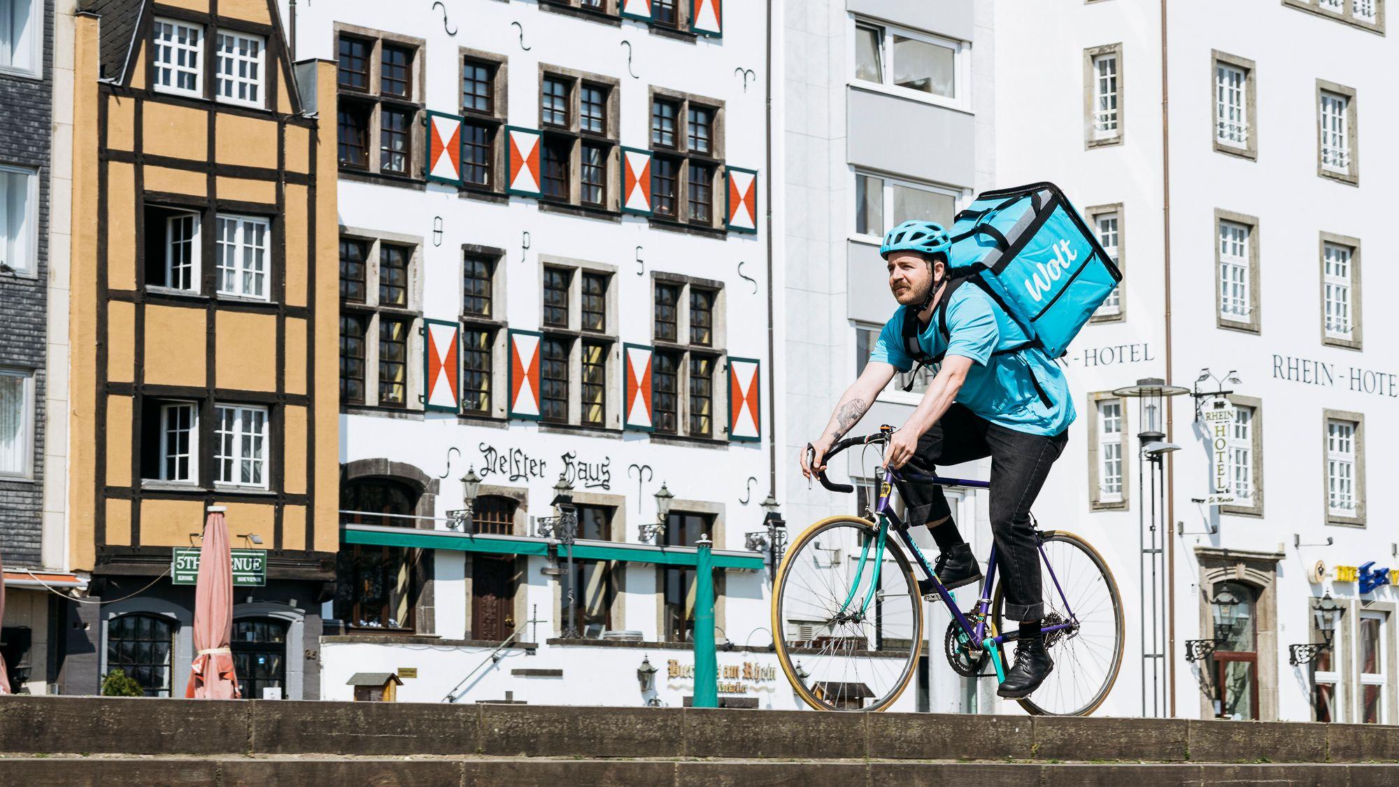 Ein Fahrer des finnischen Lieferdiensts Wolt fährt mit einem Fahrrad in Köln.