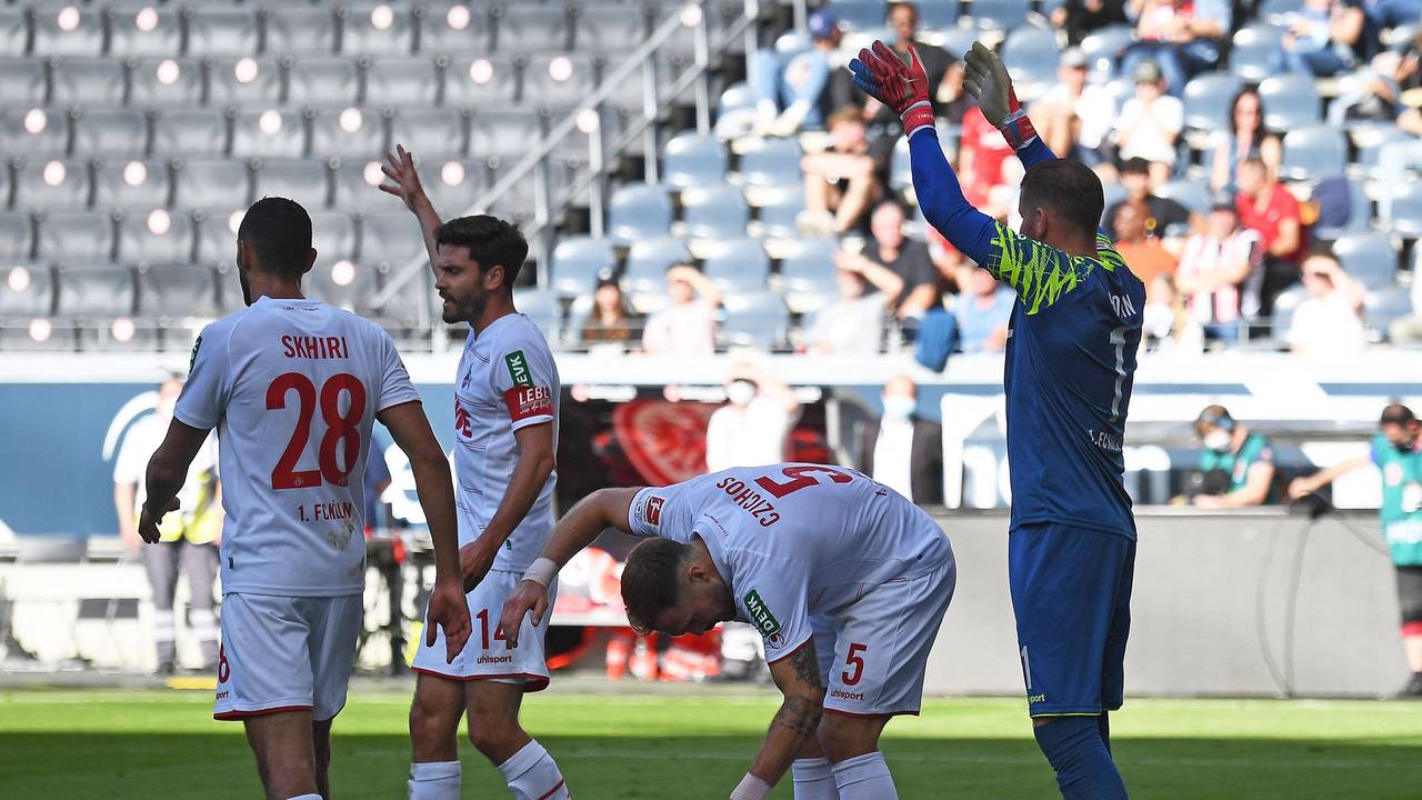 Luca Kilian liegt beim Spiel Eintracht Frankfurt gegen 1. FC Köln auf dem Rasen.