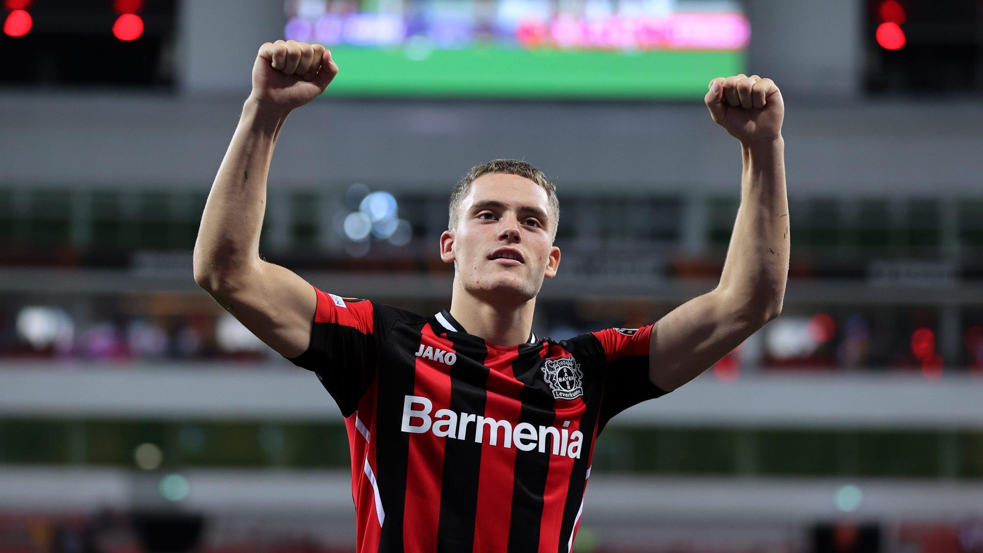 Florian Wirtz jubelt für Bayer Leverkusen in der Europa League gegen Ferencváros Budapest.