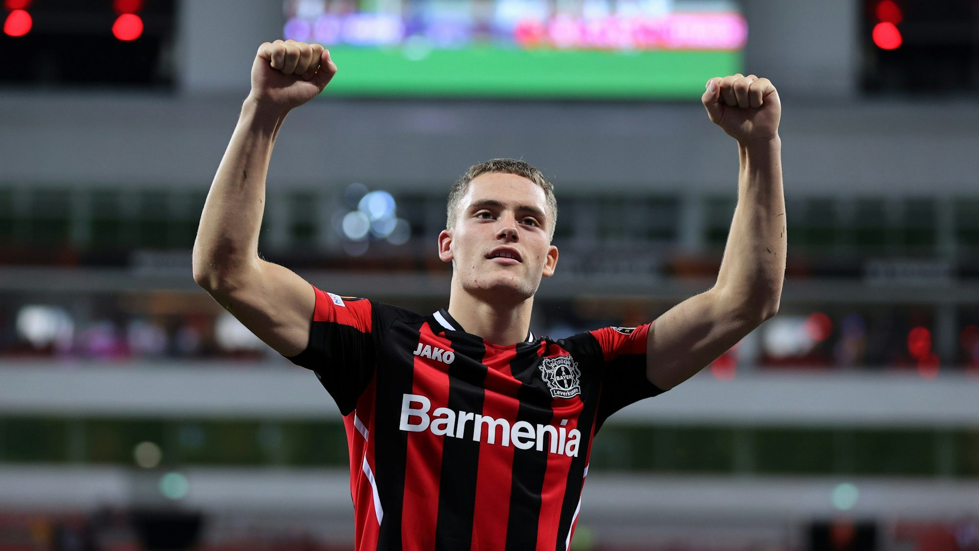 Florian Wirtz jubelt für Bayer Leverkusen in der Europa League gegen Ferencváros Budapest.