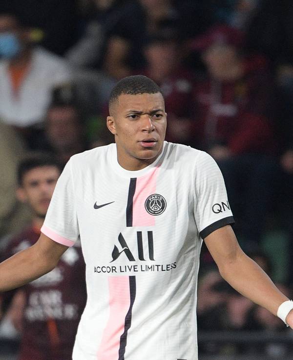 Kylian Mbappé spielt für Paris Saint-Germain gegen den FC Metz.