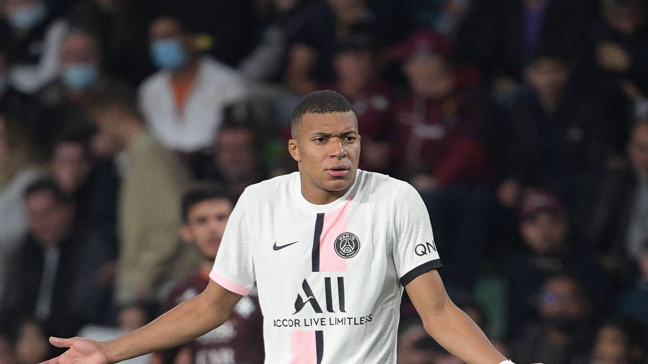 Kylian Mbappé spielt für Paris Saint-Germain gegen den FC Metz.