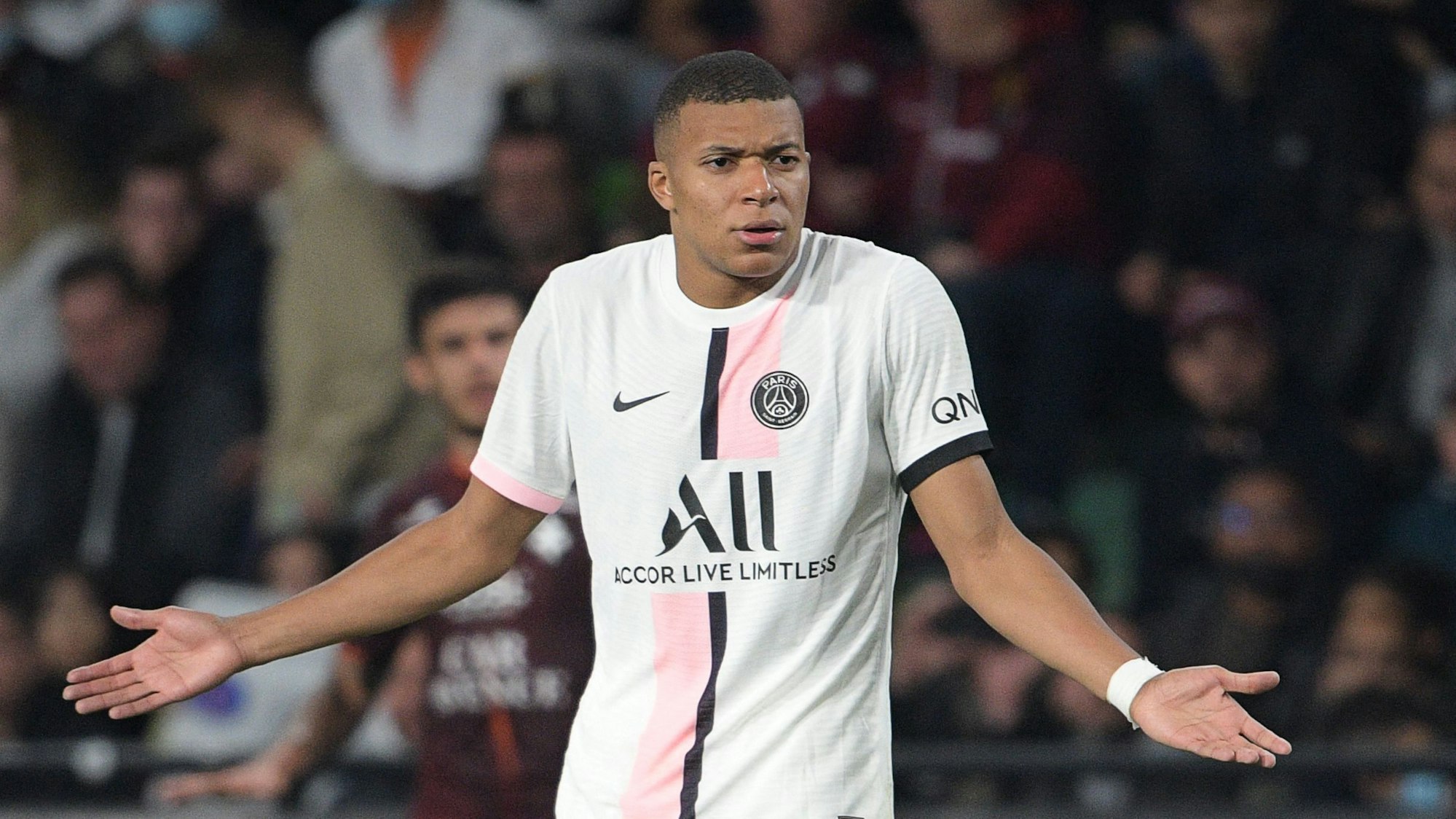 Kylian Mbappé spielt für Paris Saint-Germain gegen den FC Metz.