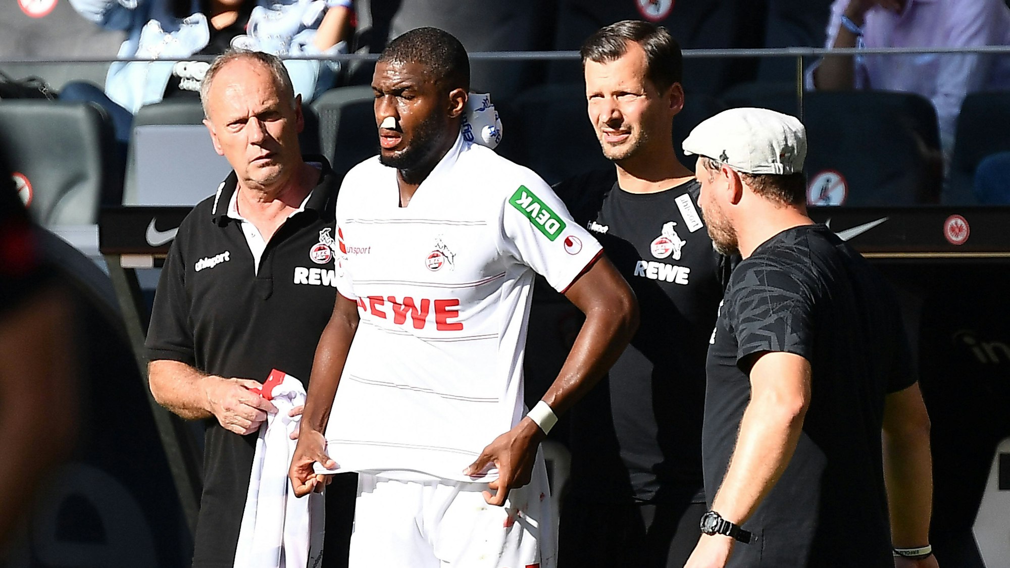 Anthony Modeste wird beim Spiel Eintracht Frankfurt gegen 1. FC Köln behandelt.