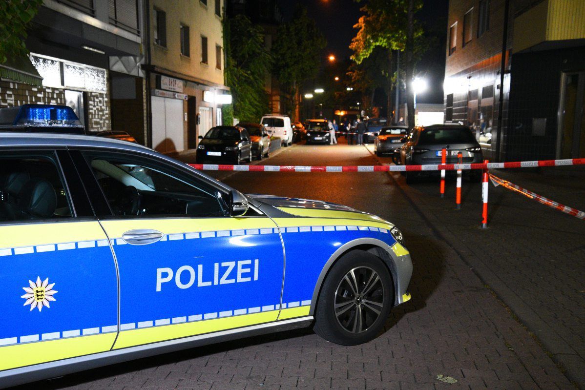 Abgesperrt von der Polizei ist das Areal um eine Gaststätte in Waldhof, vor der Schüsse gefallen sind. In der Nacht zu Samstag sind mehrere Menschen durch die Schüsse verletzt worden.