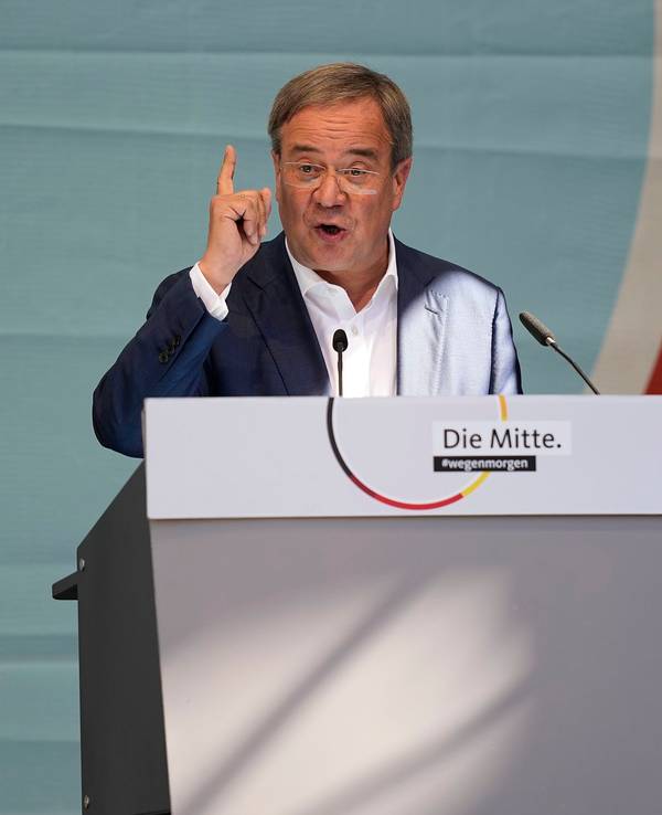 CDU-Kanzlerkandidat Armin Laschet und Noch-Kanzlerin Angela Merkel bei ihrem gemeinsamen Wahlkampfauftritt am Samstag, 25. September, in Aachen. Laschet spricht ins Mikro, Merkel steht daneben.