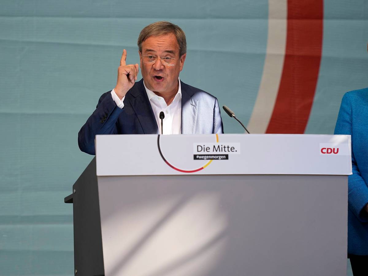 CDU-Kanzlerkandidat Armin Laschet und Noch-Kanzlerin Angela Merkel bei ihrem gemeinsamen Wahlkampfauftritt am Samstag, 25. September, in Aachen. Laschet spricht ins Mikro, Merkel steht daneben.